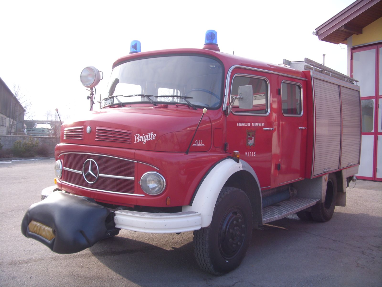 Tanklöschfahrzeug TLFA 2000 der Feuerwehr Vitis, Mercedes 911